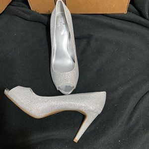Never been worn size 91/2 silver rhinestone peep toe heels Bandolino